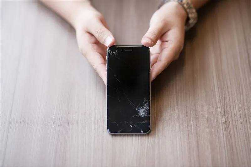 スマートフォンの画面割れを放置するリスク