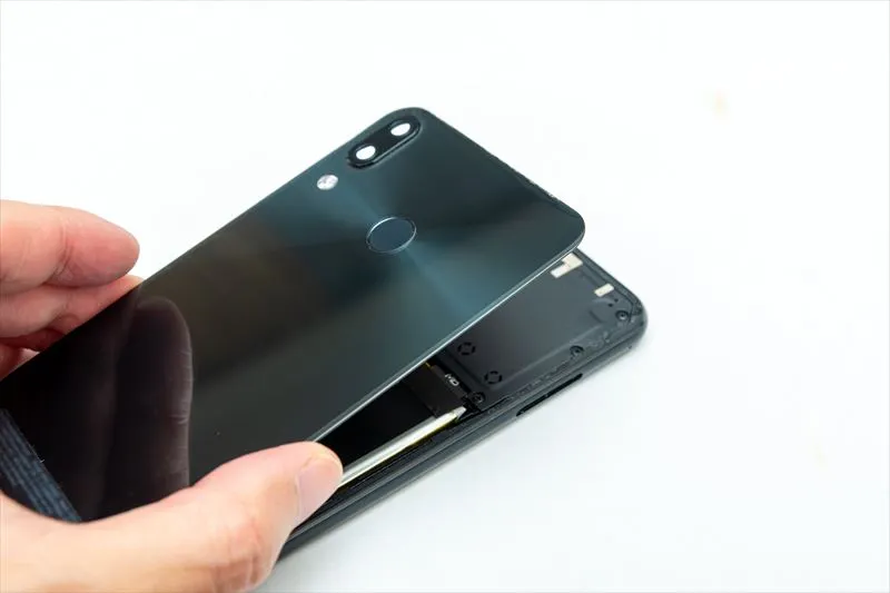 スマートフォンの画面修理を自分で行うリスク